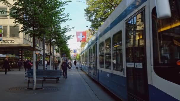 Människor och transport på Bahnhofstrasse samtidigt morgon — Stockvideo