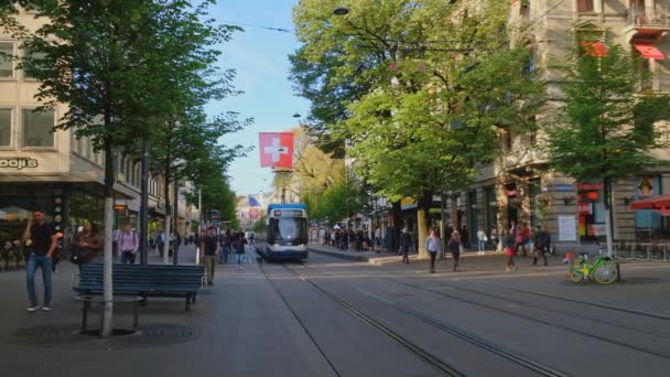 Människor och transport på Bahnhofstrasse samtidigt morgon — Stockvideo