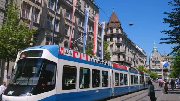 Lidé a města doprava na Bahnhofstrasse v době ranní — Stock video