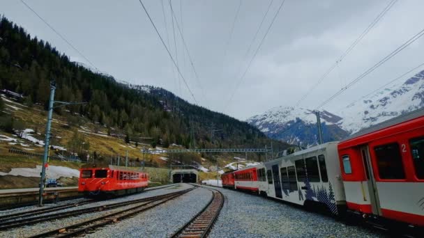 Швейцарский поезд идет в горный туннель — стоковое видео