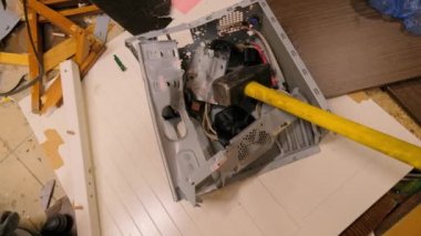 Yok oda, enkaz bilgisayar ve mobilya iç