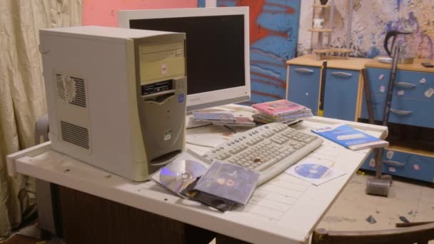Человек уничтожает старый компьютер кувалдой в руинах квартиры — стоковое видео
