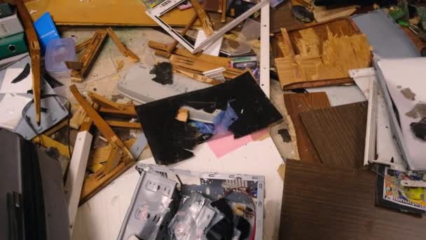 Interior de la habitación destruida, escombros de computadora y muebles — Vídeos de Stock