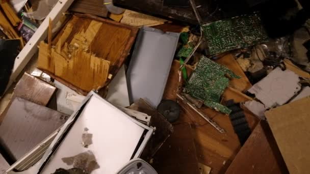 Interior de la habitación destruida, escombros de computadora y muebles — Vídeos de Stock