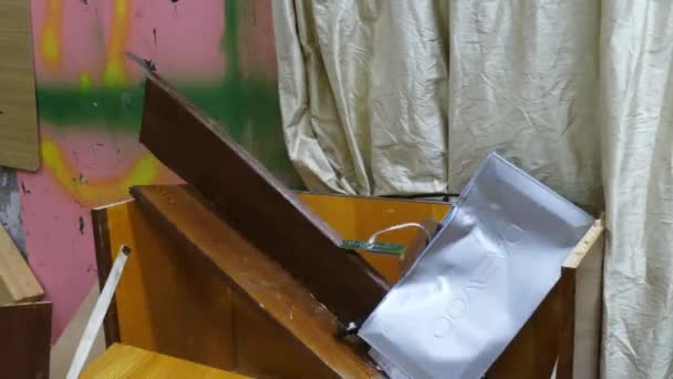 Людина руйнує старий телевізор — стокове відео