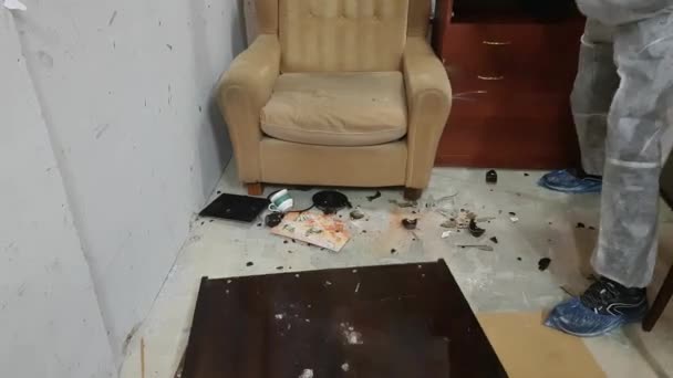 Hombre maduro destruye una nevera vieja por un martillo en las ruinas — Vídeos de Stock