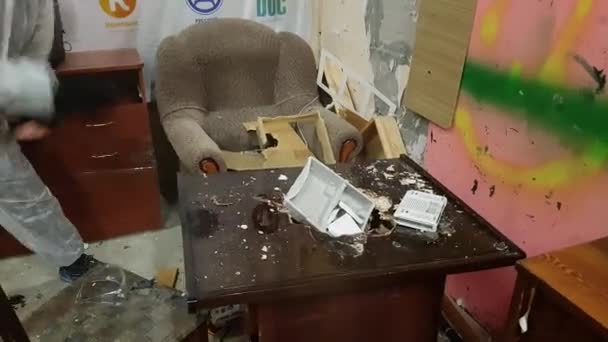 L'homme détruit un vieux téléviseur — Video
