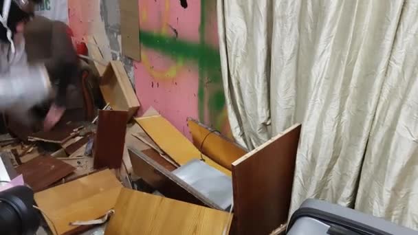 Man destroys an old TV set — Stock Video