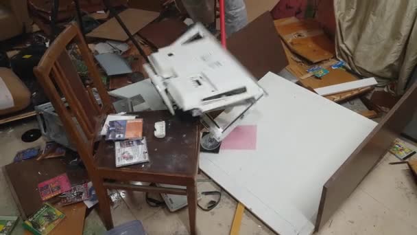 아파트의 폐허에서 쇠 망치에 의해 오래 된 컴퓨터를 파괴 하는 사람 — 비디오