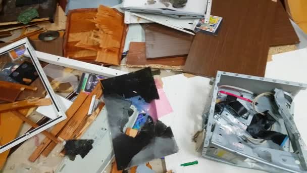 Interior de la habitación destruida, escombros de computadora y muebles — Vídeos de Stock