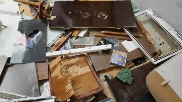 Interior de la habitación destruida, escombros de computadora y muebles — Vídeo de stock