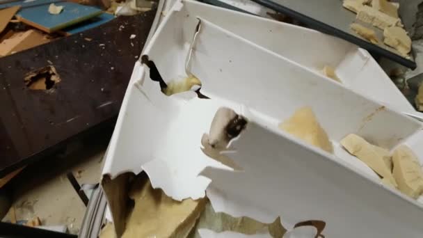 Vecchio frigorifero ucciso da una mazza tra le rovine — Video Stock