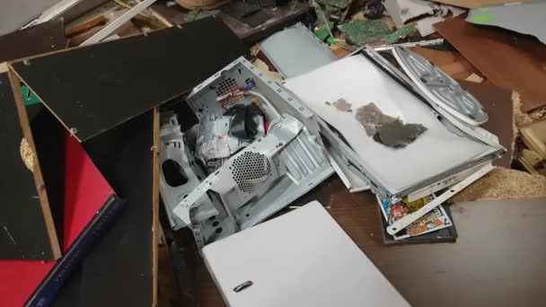 Interior da sala destruída, detritos de computador e mobiliário — Vídeo de Stock