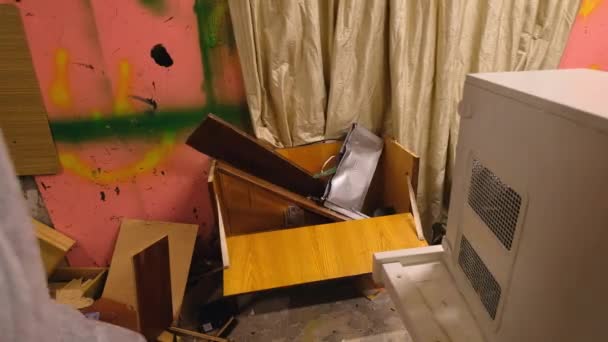 El hombre destruye un viejo televisor — Vídeos de Stock