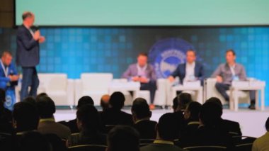 Öğretim görevlisi Konferansı'nda seyirci dinler