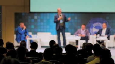 Öğretim görevlisi Konferansı'nda seyirci dinler