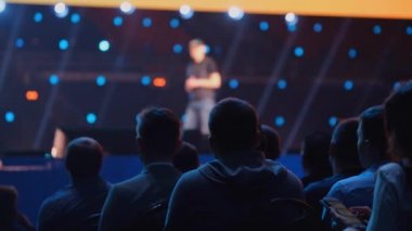 Öğretim görevlisi Konferansı'nda seyirci dinler