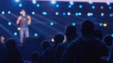 Öğretim görevlisi Konferansı'nda seyirci dinler