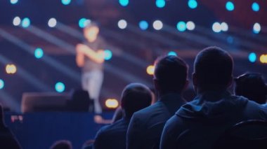 Öğretim görevlisi Konferansı'nda seyirci dinler