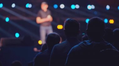 Öğretim görevlisi Konferansı'nda seyirci dinler