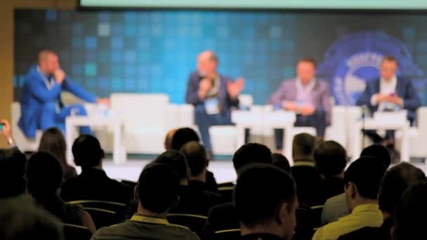 Zuhörer lauschen dem Vortragenden auf der Konferenz — Stockvideo