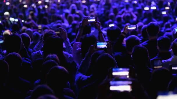 El público escucha al conferenciante en la conferencia — Vídeos de Stock