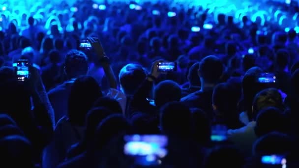 El público escucha al conferenciante en la conferencia — Vídeos de Stock