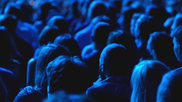 Audience listens to the lecturer at the conference — Stock Video