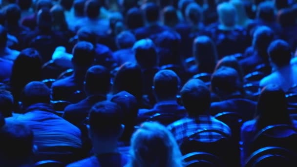 Zuhörer lauschen dem Vortragenden auf der Konferenz — Stockvideo