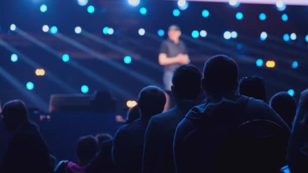 Il pubblico ascolta il docente alla conferenza — Video Stock