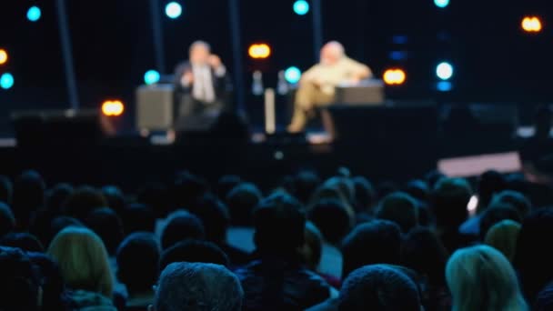 El público escucha al conferenciante en la conferencia — Vídeos de Stock