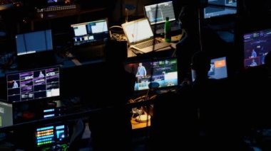 Teknik personel toplantısında çalışıyor