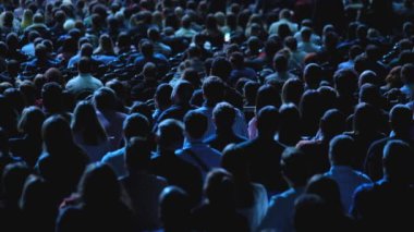 Öğretim görevlisi Konferansı'nda seyirci dinler