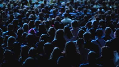 Öğretim görevlisi Konferansı'nda seyirci dinler