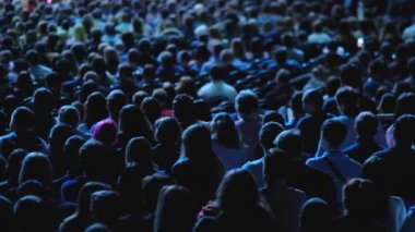 Öğretim görevlisi Konferansı'nda seyirci dinler
