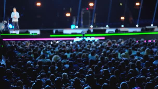 Il pubblico ascolta il docente alla conferenza — Video Stock