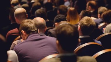 Öğretim görevlisi Konferansı'nda seyirci dinler