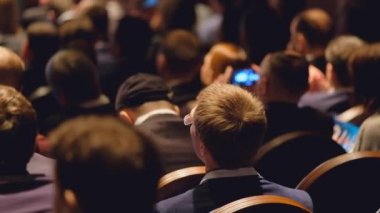 Öğretim görevlisi Konferansı'nda seyirci dinler