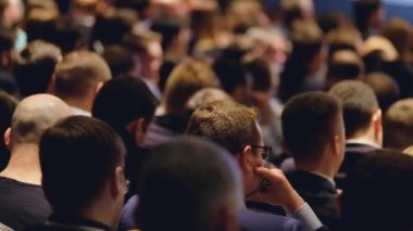 Öğretim görevlisi Konferansı'nda seyirci dinler