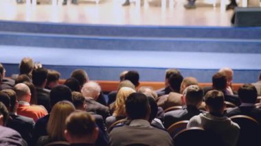 Öğretim görevlisi Konferansı'nda seyirci dinler