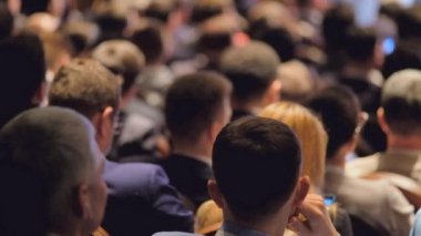 Öğretim görevlisi Konferansı'nda seyirci dinler