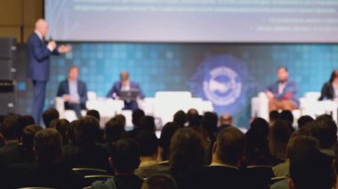 Öğretim görevlisi Konferansı'nda seyirci dinler