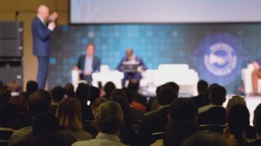 Öğretim görevlisi Konferansı'nda seyirci dinler