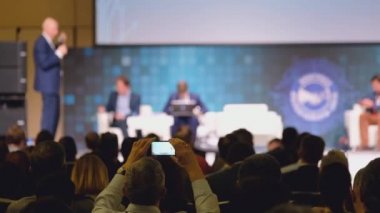 Öğretim görevlisi Konferansı'nda seyirci dinler