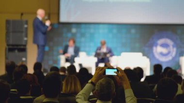 Öğretim görevlisi Konferansı'nda seyirci dinler