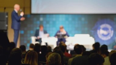 Öğretim görevlisi Konferansı'nda seyirci dinler