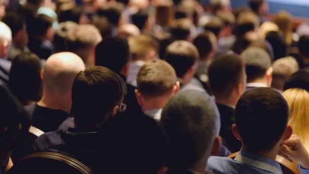 Publiek luistert naar de docent tijdens de conferentie — Stockvideo