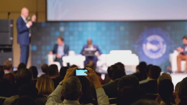 Zuhörer lauschen dem Vortragenden auf der Konferenz — Stockvideo