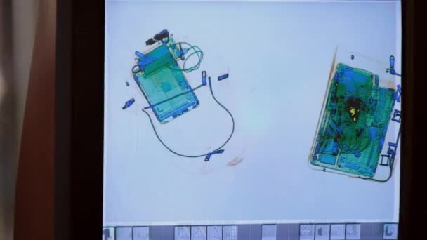 공항의 엑스레이 스캐너 화면에 스캔 된 수하물 — 비디오