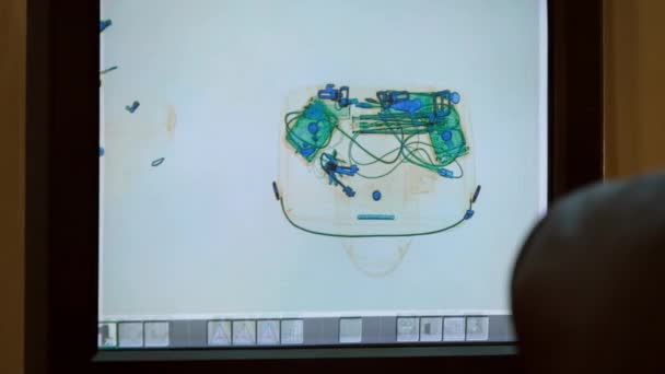 Beolvasott poggyász a röntgen szkenner képernyőn a repülőtéren — Stock videók